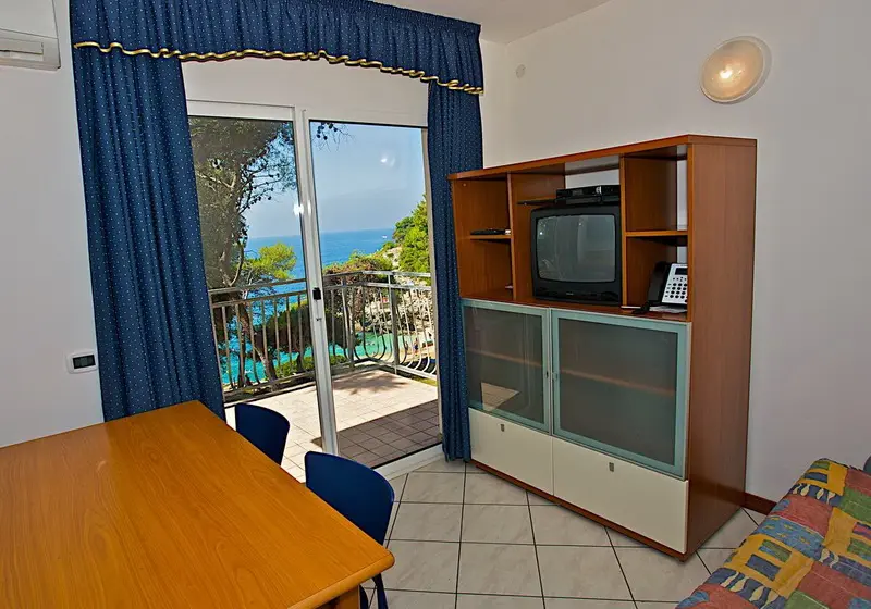 Apartament z osobną sypialnią 2+3 balkonem i widokiem na morze